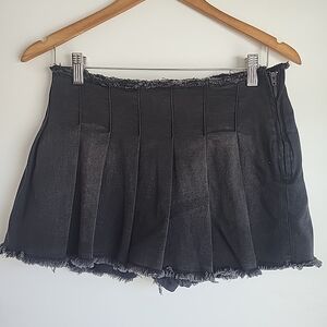 Chic Black Frayed Hem Mini Skirt